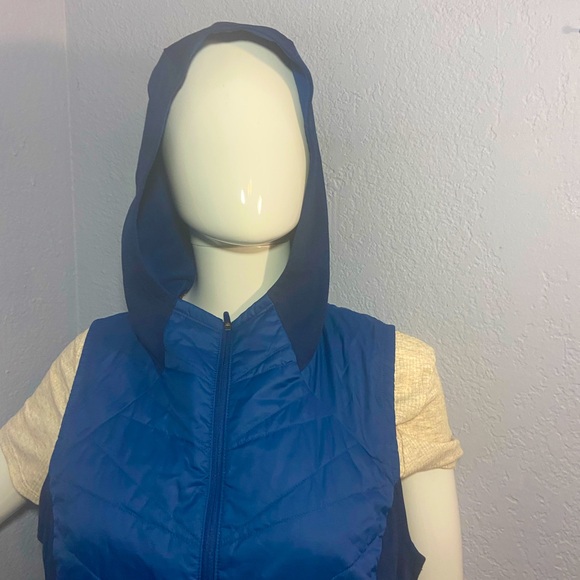 North face flash dry vest with hood and full zipper for women - Picture 5 of 13